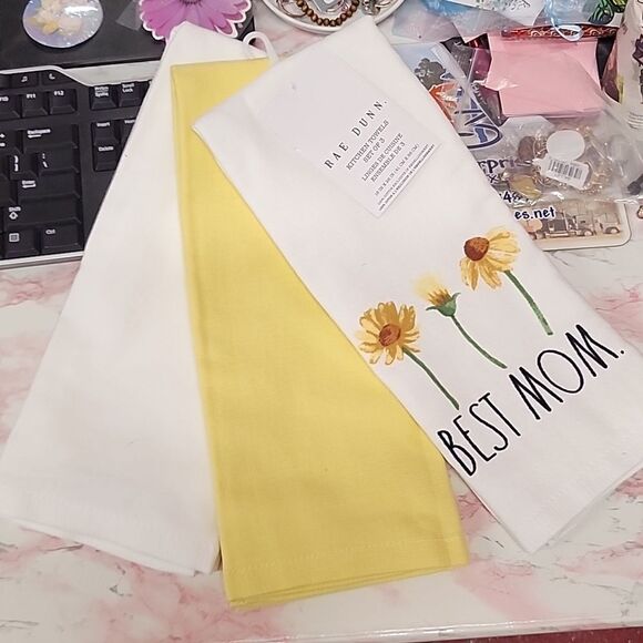 RAE DUNN "BEST MOM" spring kitchen towels NWT - Picture 1 of 4